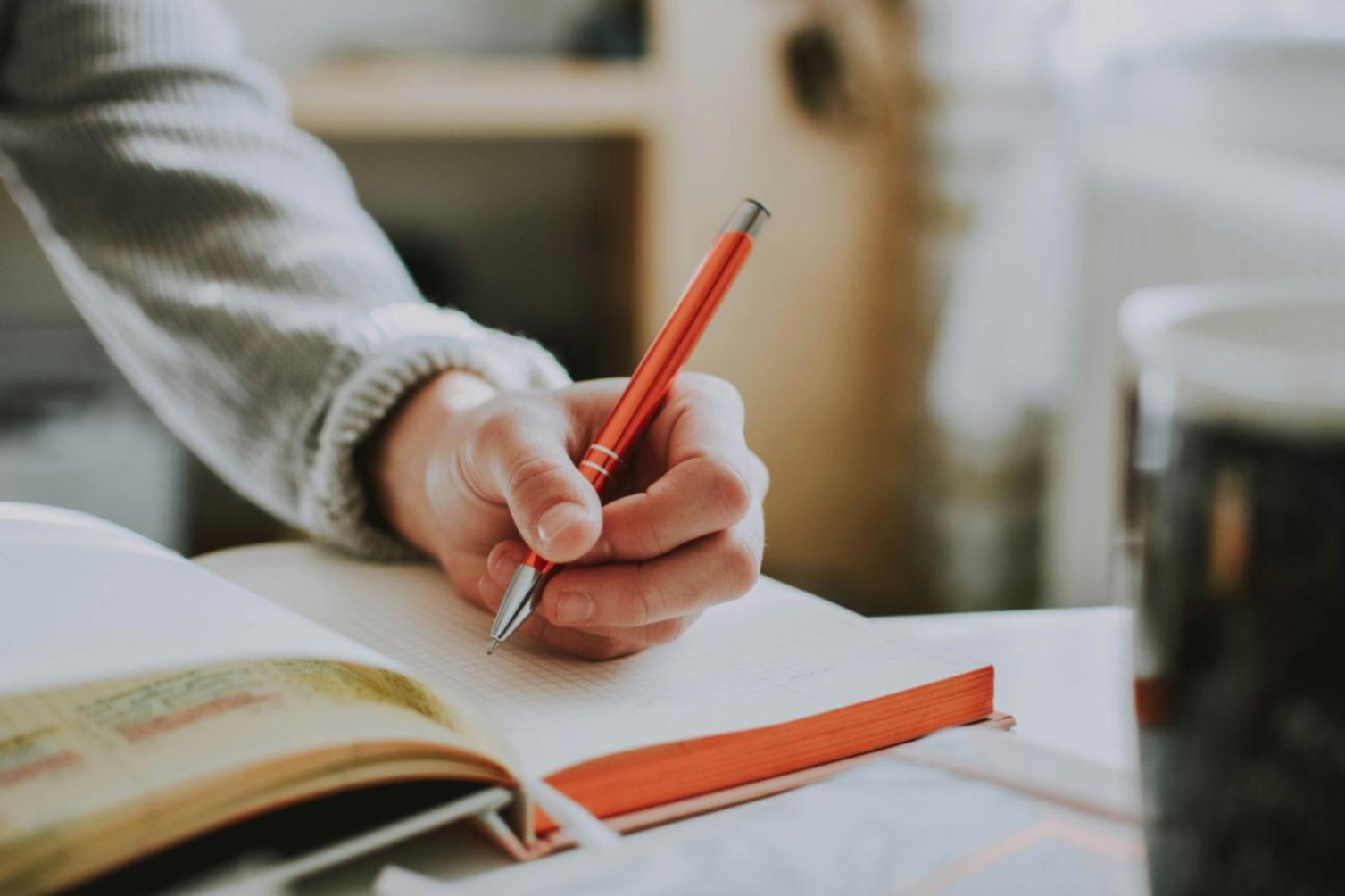 Entrepreneur travaillant sur le développement de son entreprise avec des outils modernes